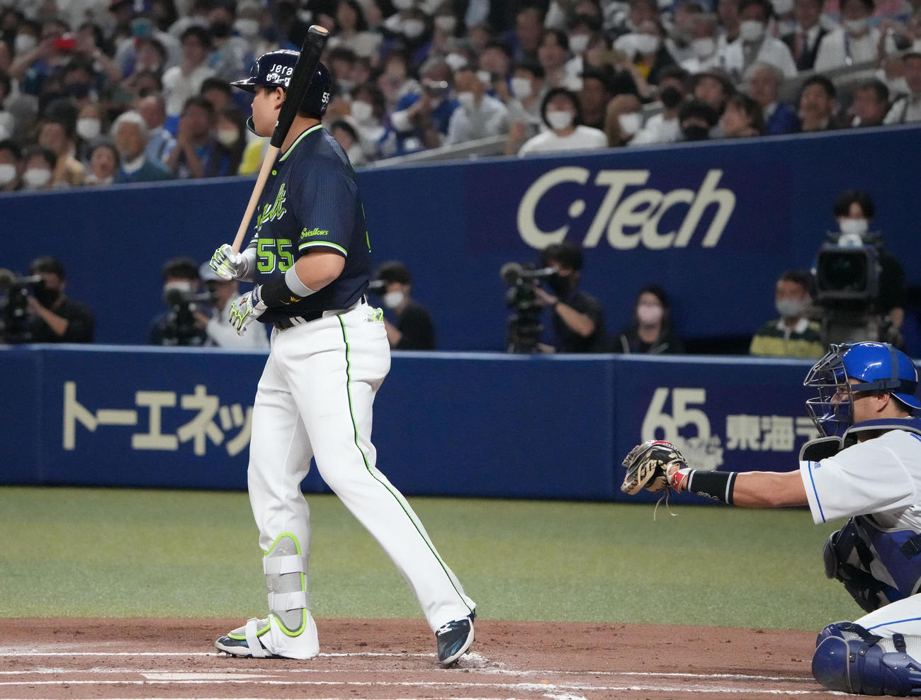中日対ヤクルト戦　1回表ヤクルト無死満塁、押し出し四球の村上（左）（撮影・森本幸一）