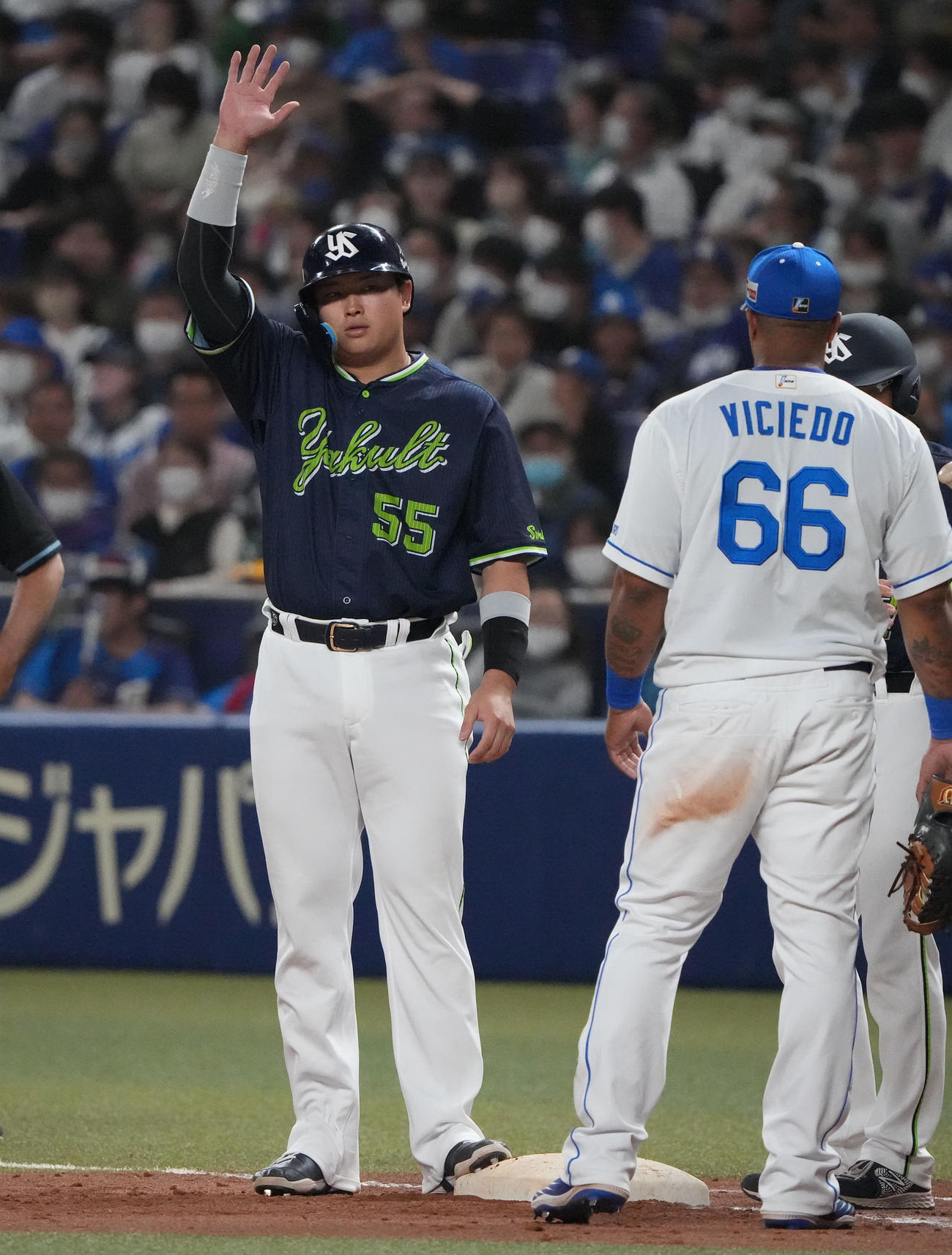 中日対ヤクルト戦　7回表ヤクルト1死二塁、右前適時打を放った村上（撮影・森本幸一）