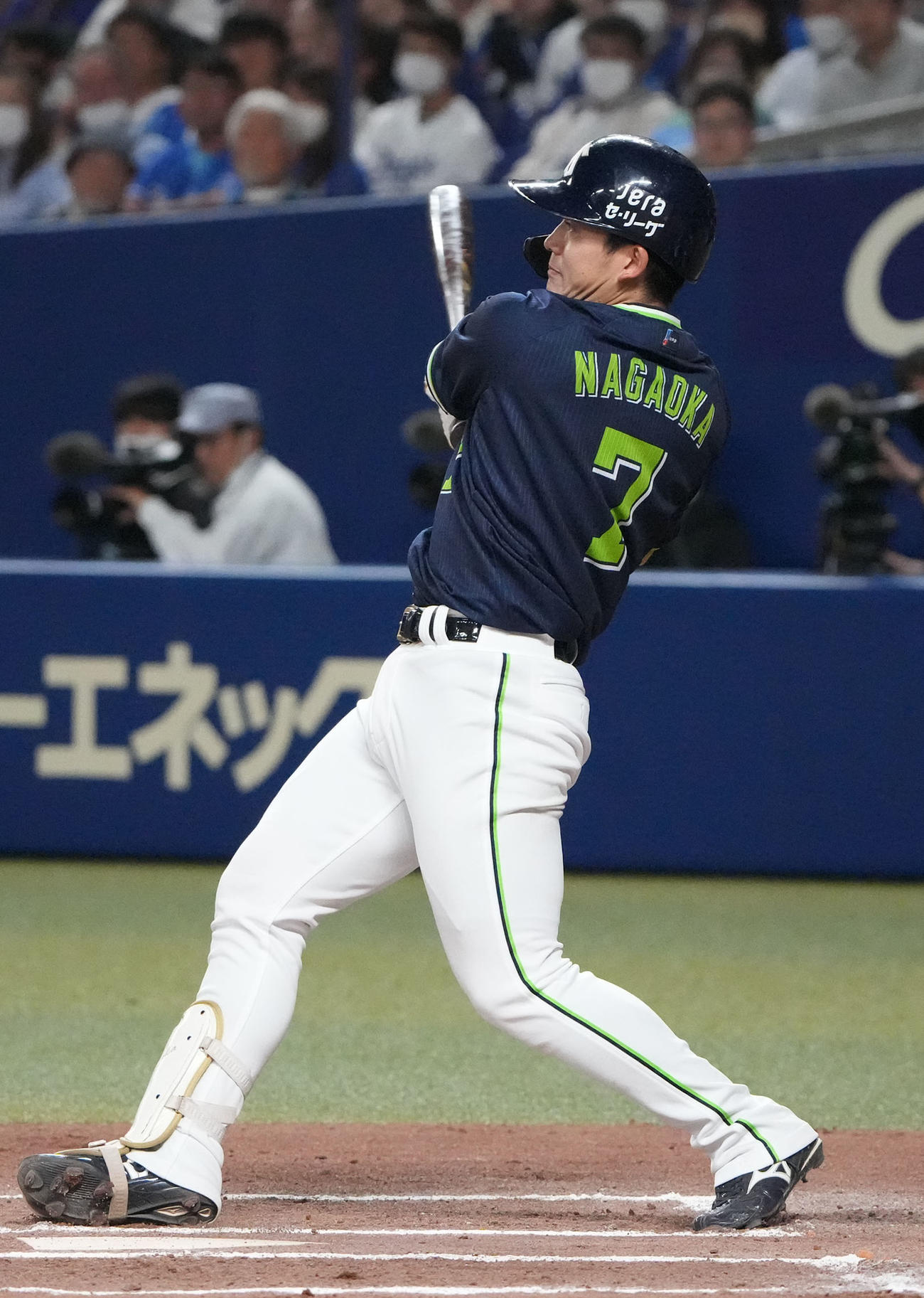 中日対ヤクルト戦　6回表ヤクルト1死二塁、右前適時打を放つ長岡（撮影・森本幸一）