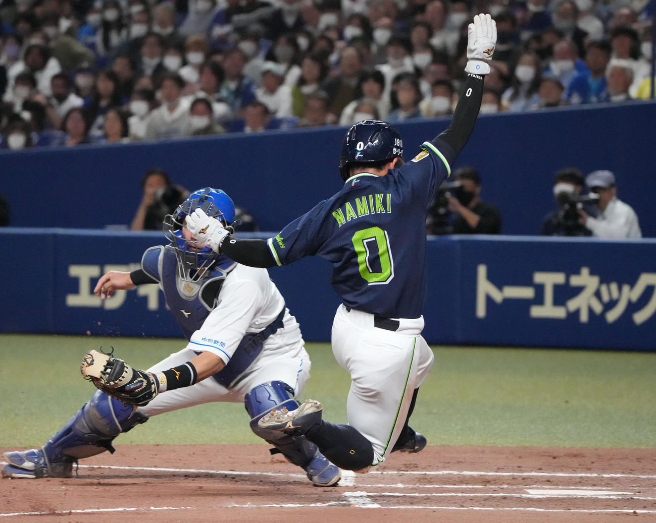 中日対ヤクルト戦　7回表ヤクルト1死二塁、村上の右前安打で生還する並木（右）（撮影・森本幸一）