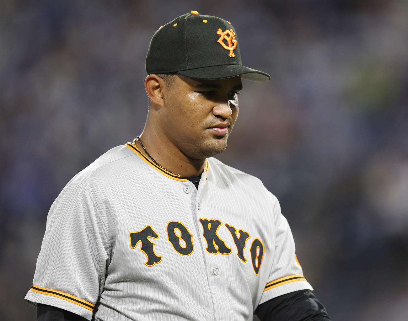 DeNA対巨人　6回裏DeNA1死満塁、降板するメンデス（撮影・宮地輝）
