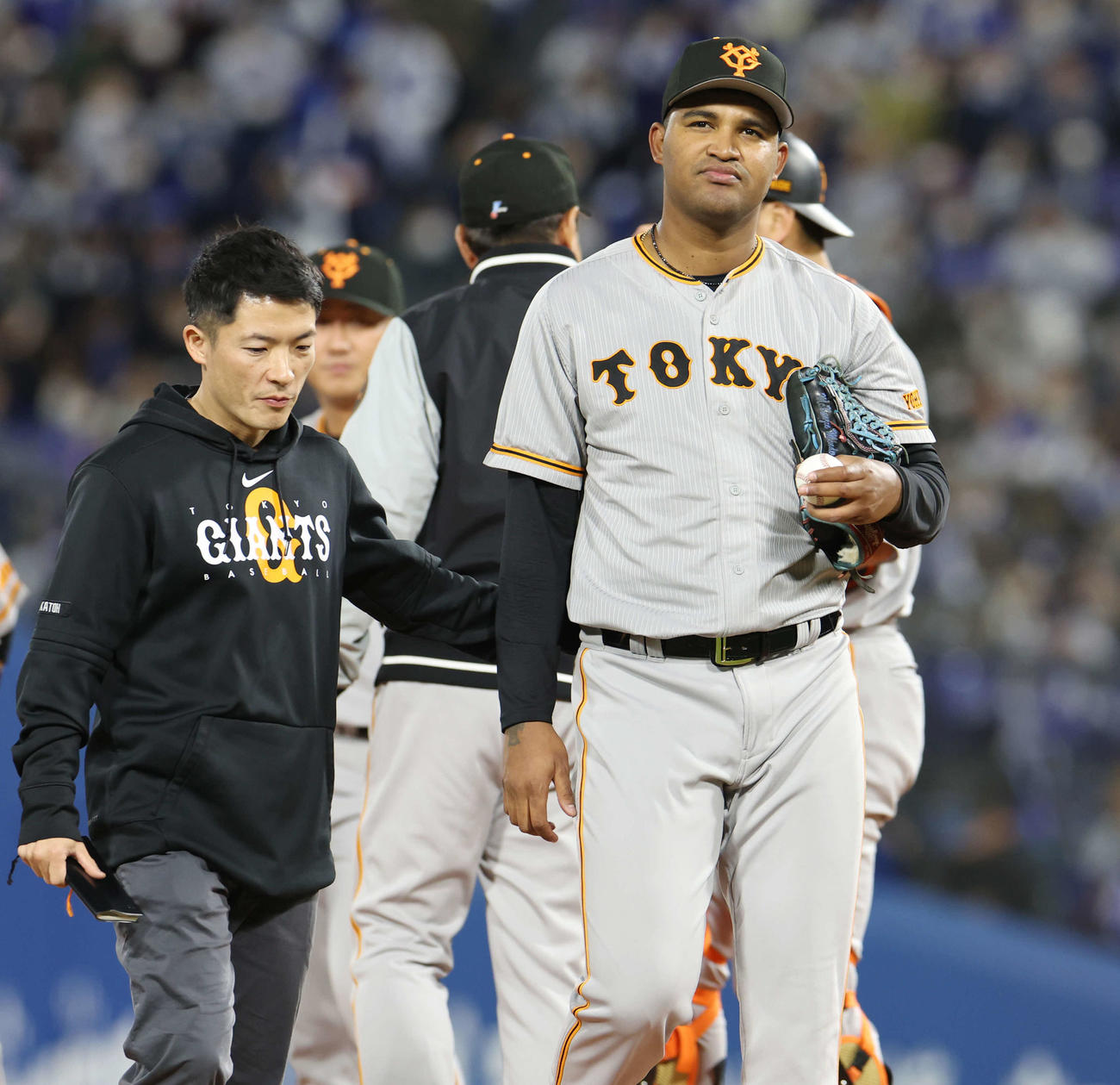 DeNA対巨人　6回裏DeNA1死満塁、降板するメンデス（右）（撮影・宮地輝）