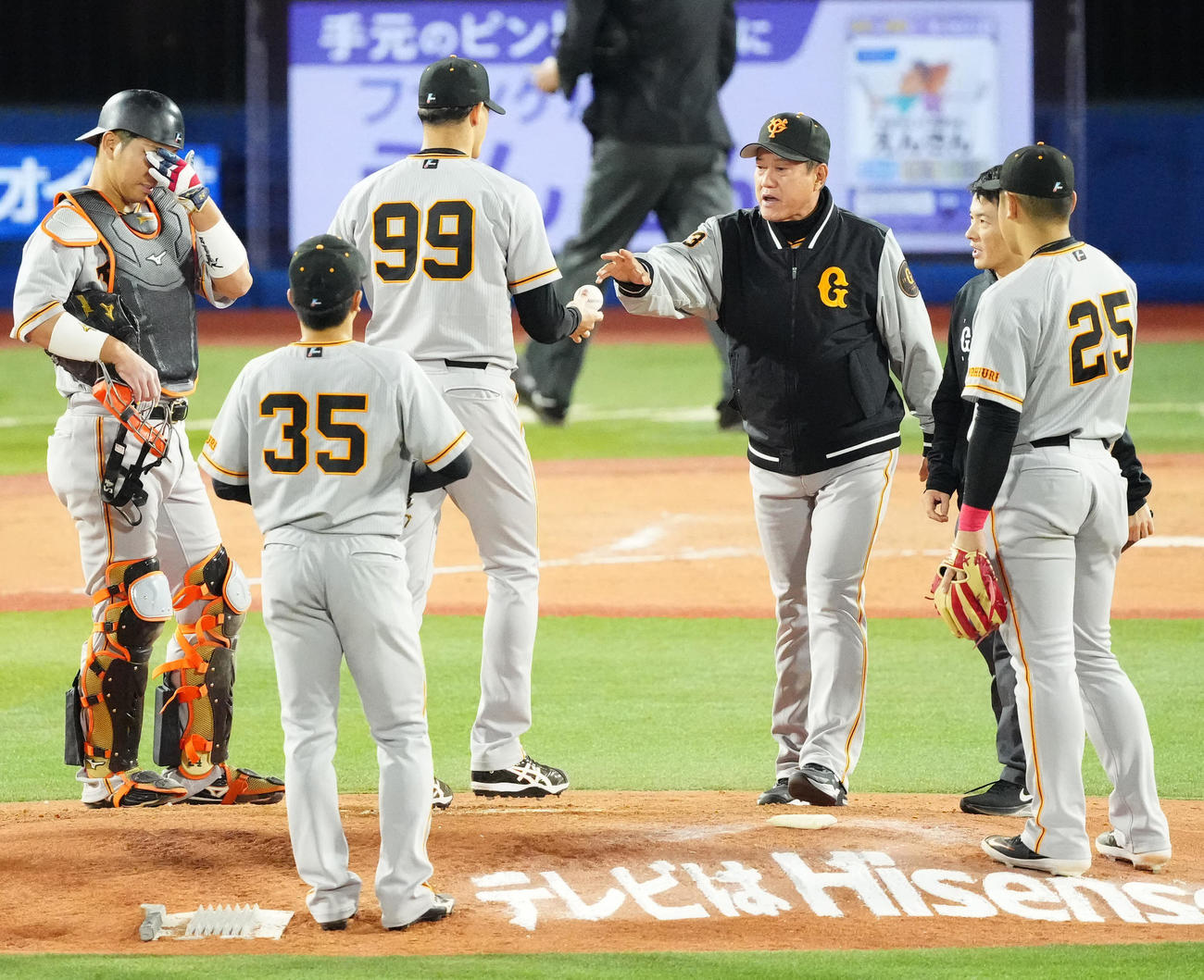 DeNA対巨人　8回裏、巨人4番手のロペス（中央左）の交代を告げ、マウンドに上がる原監督（撮影・江口和貴）