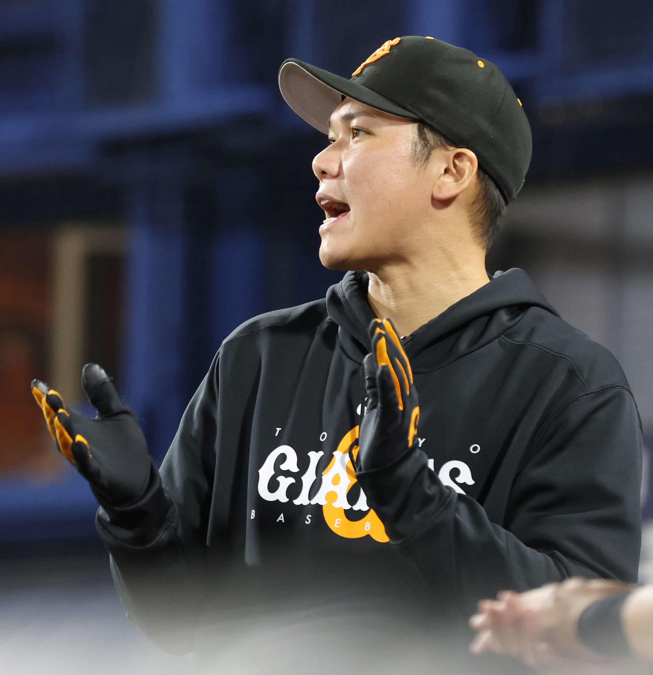 DeNA対巨人　7回裏を抑えた選手たちを鼓舞する坂本（撮影・宮地輝）