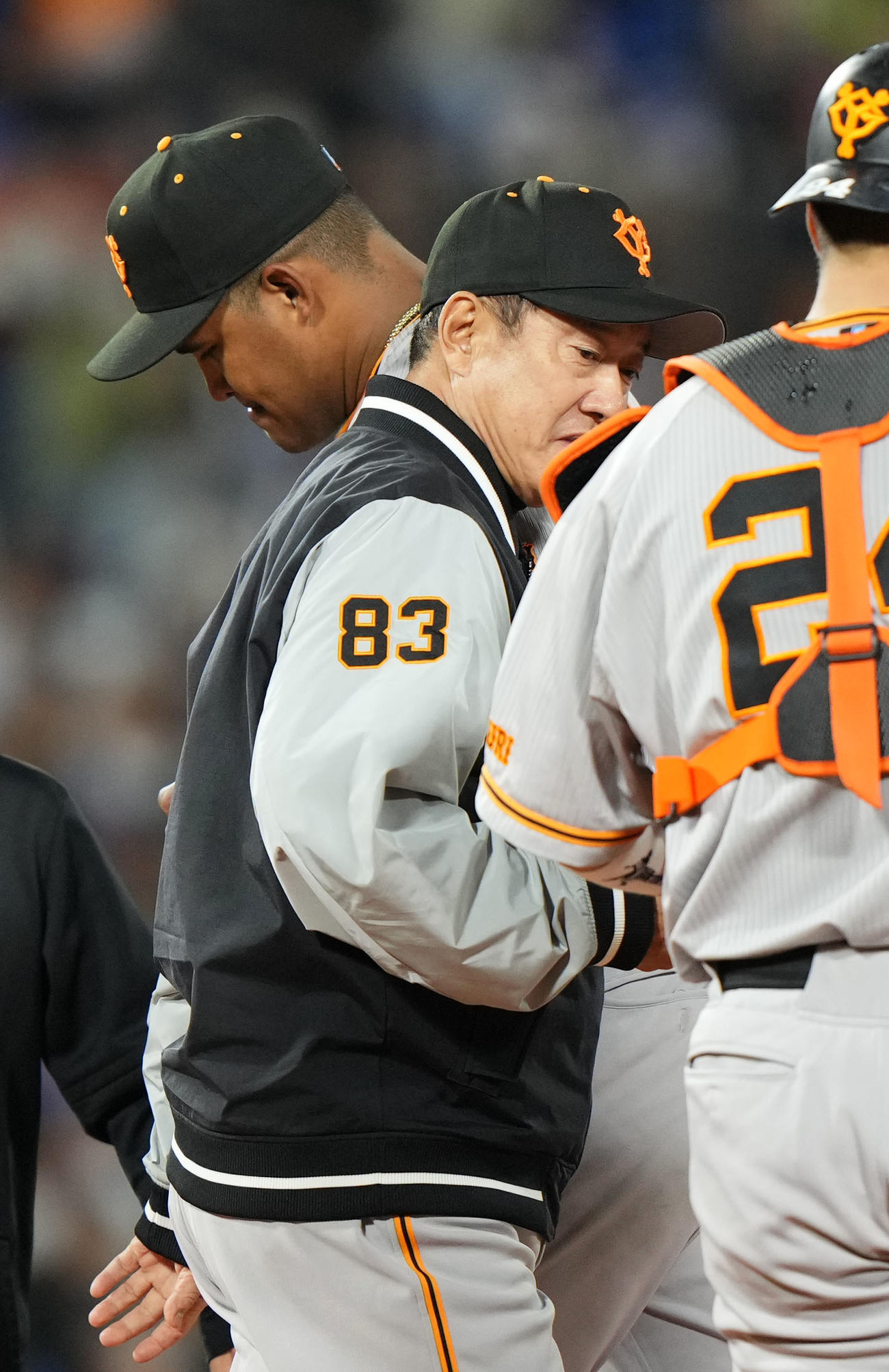 DeNA対巨人　6回裏途中、巨人メンデス（奥）に交代を告げる巨人原監督（撮影・横山健太）