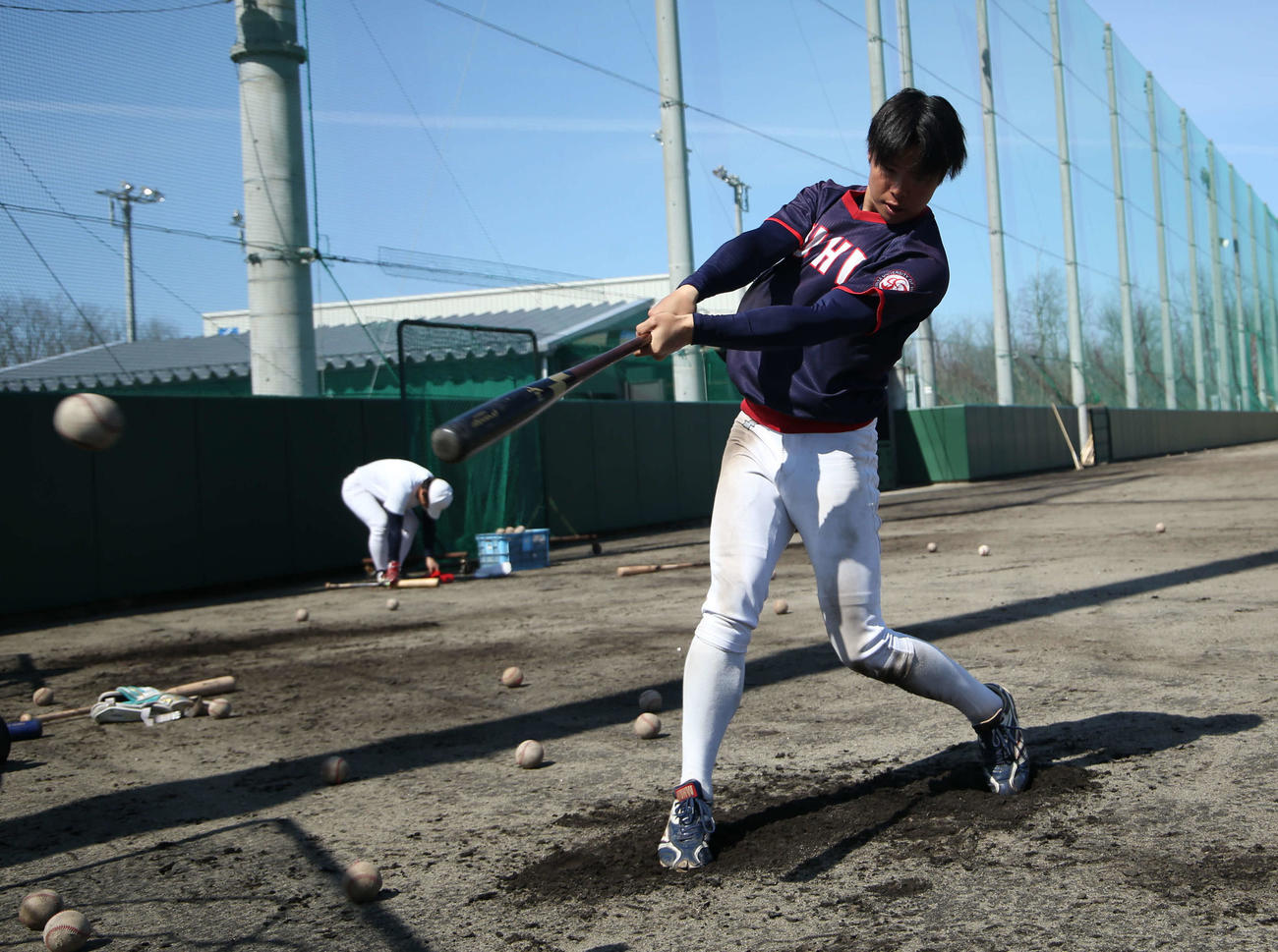 ティー打撃で鋭い打球を放つ大久保