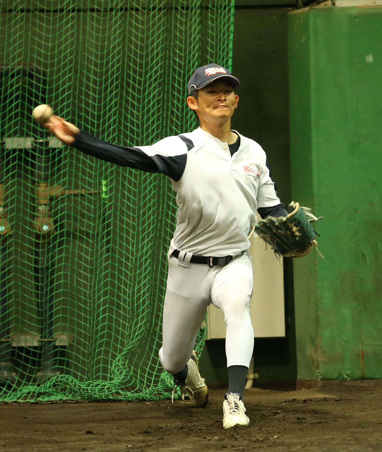 右横手から投げ込む丸山投手