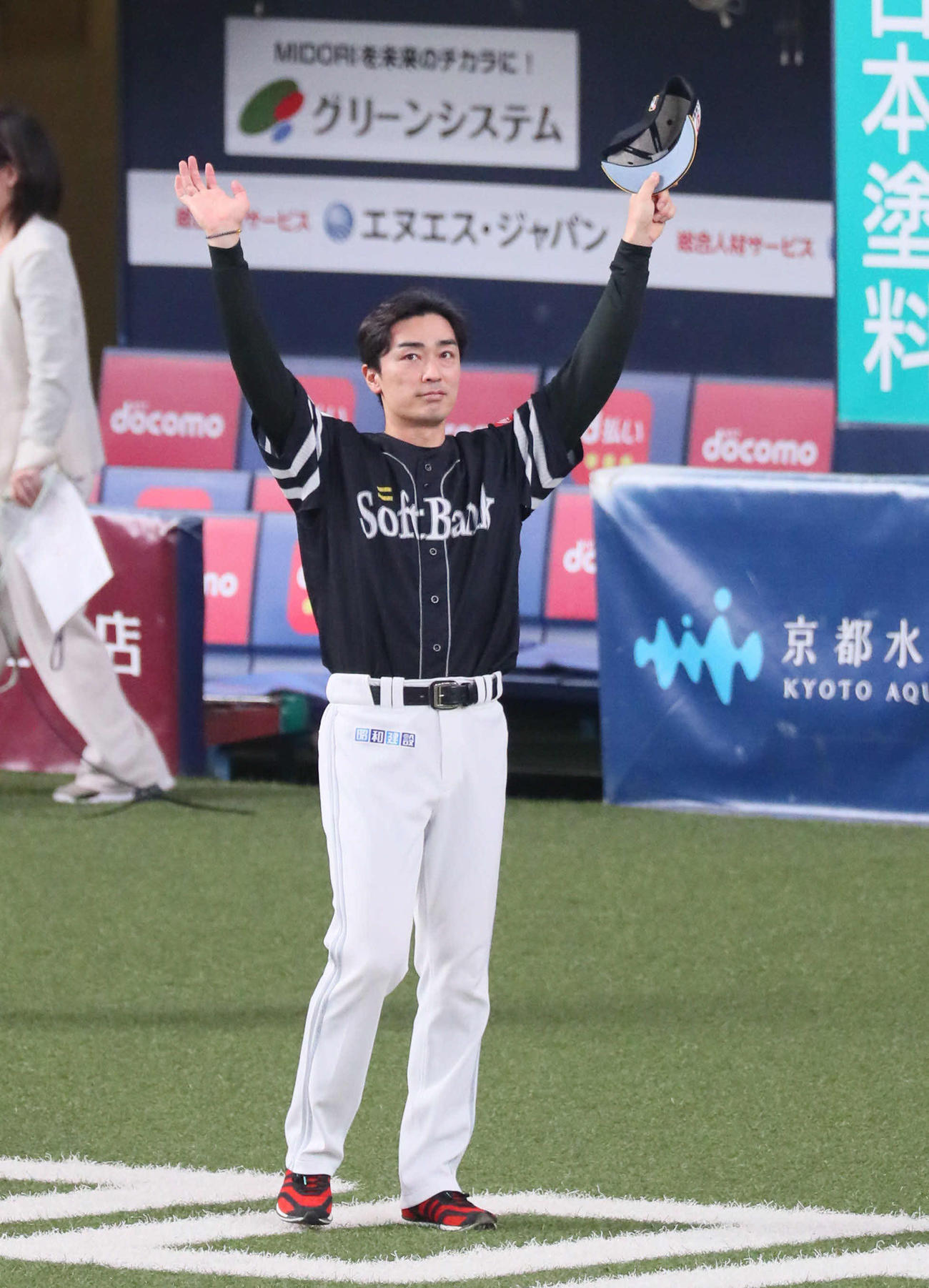 オリックス対ソフトバンク　球団最年長となる42歳での勝利を挙げ、声援に応える和田（撮影・宮崎幸一）