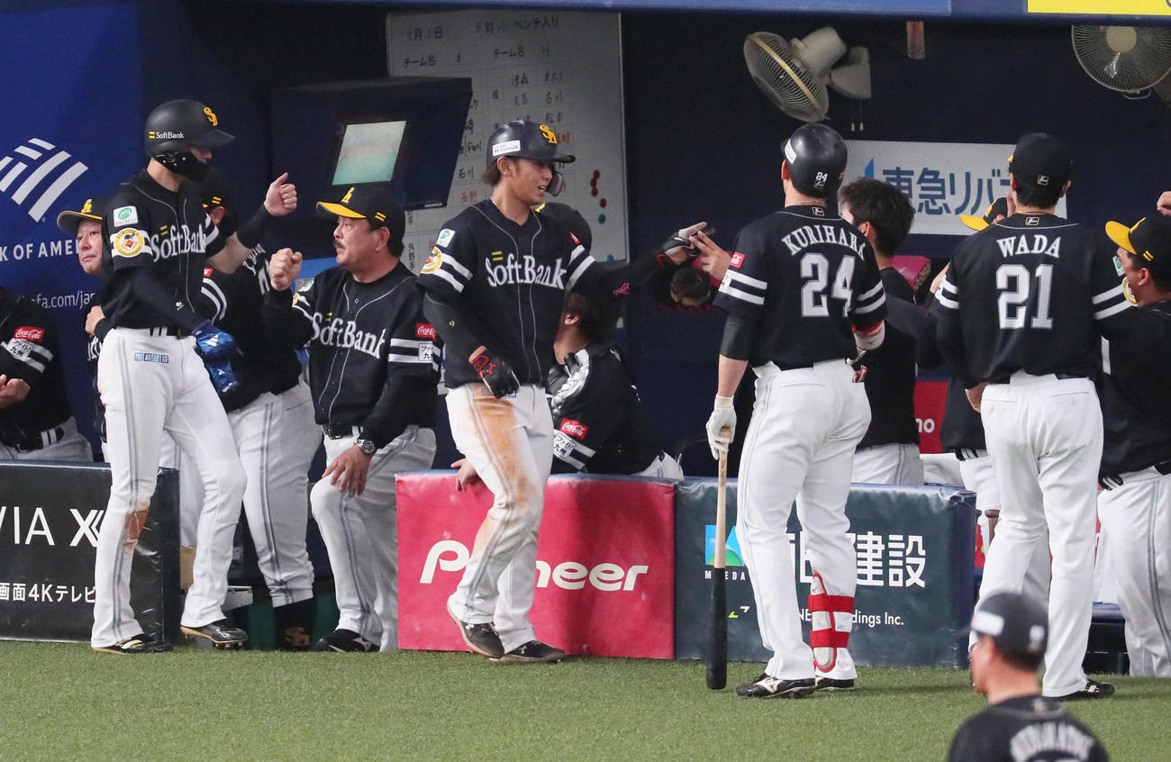 オリックス対ソフトバンク2回戦　4回表ソフトバンク2死一、二塁、藤本監督（左から3人目）と和田（右端）は近藤の右翼線2点適時二塁打で生還した周東（左から2人目）と今宮（同4人目）を迎える（撮影・宮崎幸一）