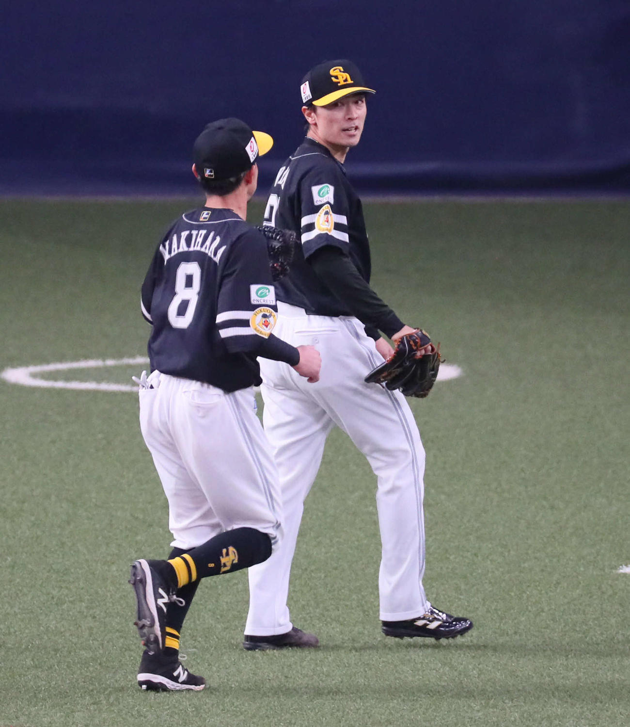 オリックス対ソフトバンク2回戦　3回裏オリックス攻撃終了、中軸を打ち取りピンチをしのいだ和田は笑顔を見せる（撮影・宮崎幸一）