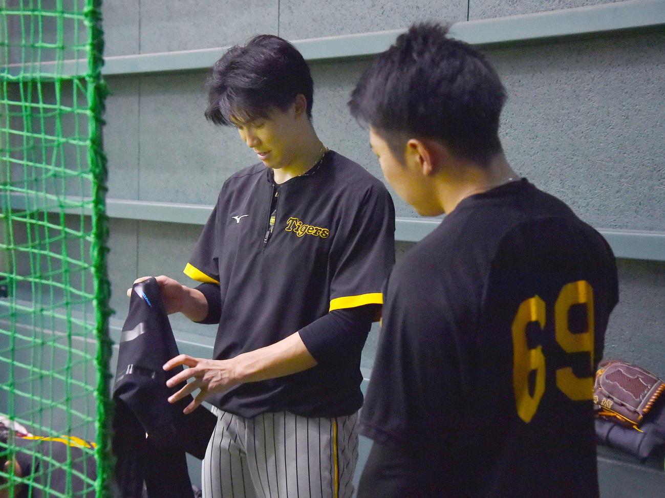 キネティックアームを手に石井（右）と話す湯浅（撮影・岩下翔太）
