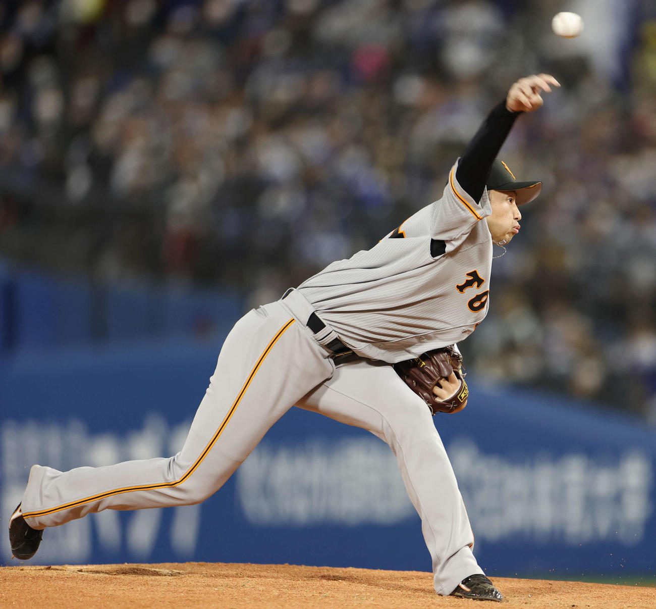 DeNA対巨人　6回裏巨人2番手で登板し、力投する直江（撮影・宮地輝）