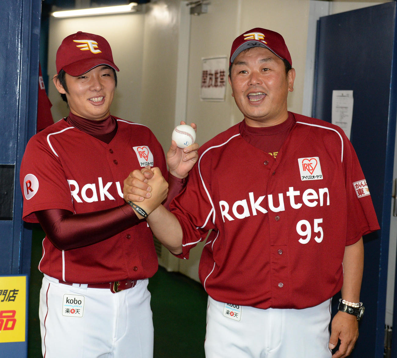 2014年7月2日、初勝利を挙げた松井裕樹（左）はウイニングボールを手に大久保博元監督代行の祝福に笑顔を見せる