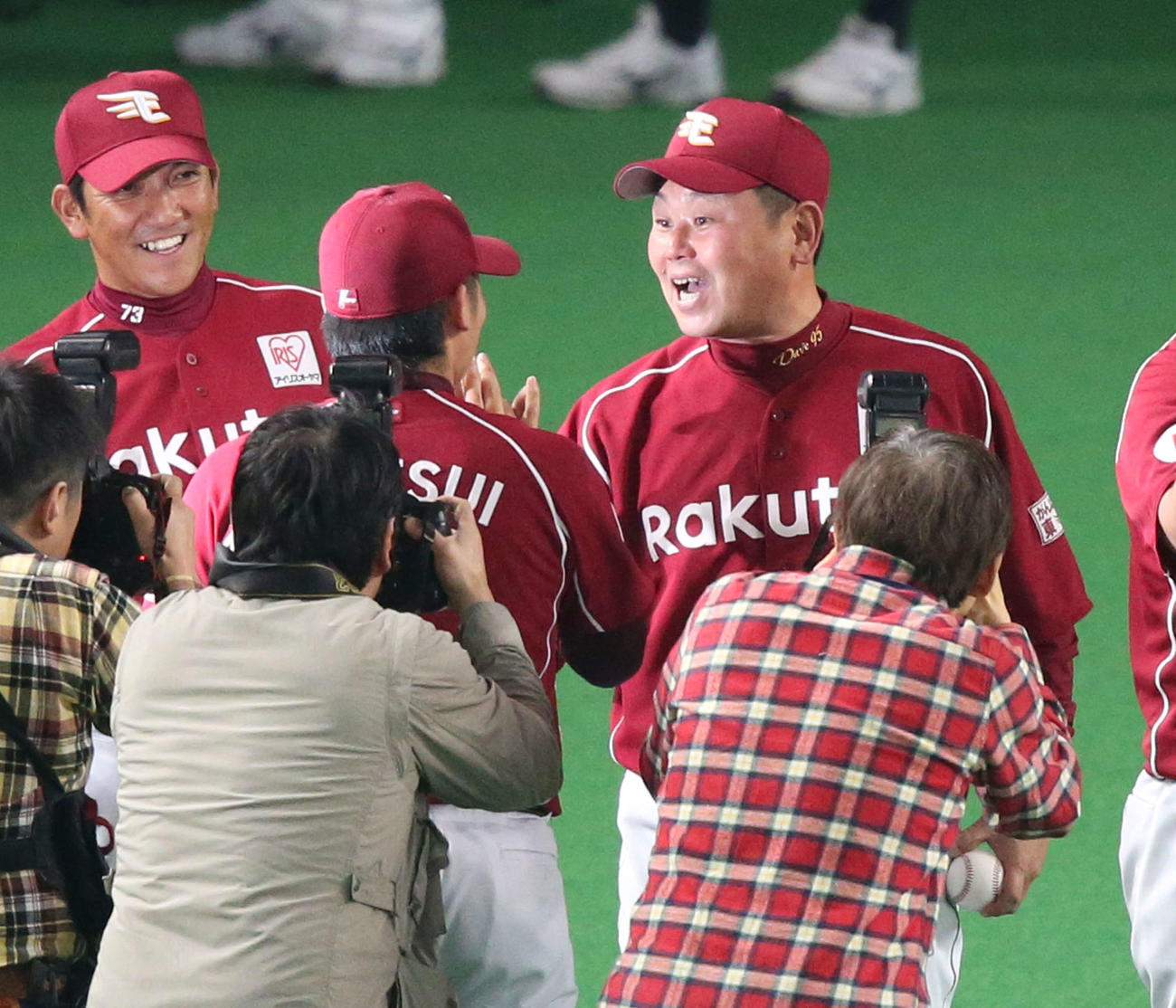 15年3月、今季初勝利を挙げた大久保博元監督（右）はプロ初セーブを挙げた松井裕樹からウイニングボールを受け取り笑顔