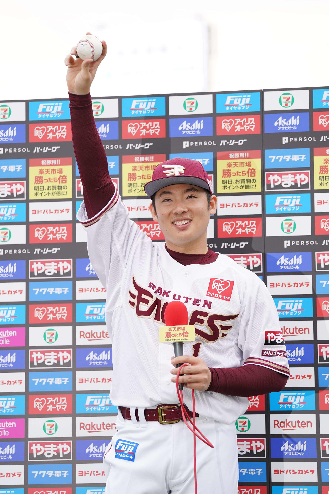 楽天対西武　史上最速でプロ入り通算200セーブを挙げた楽天松井裕は、ヒーローインタビューでウイニングボールを披露する（撮影・小沢裕）