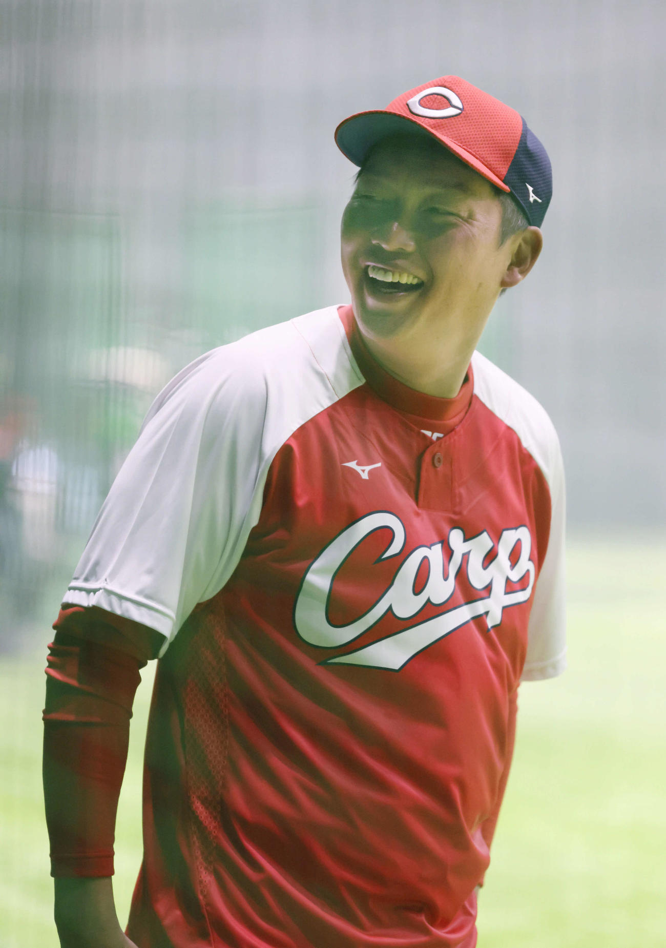 広島対阪神　試合前練習　記者に冗談を言う新井監督（撮影・加藤孝規）