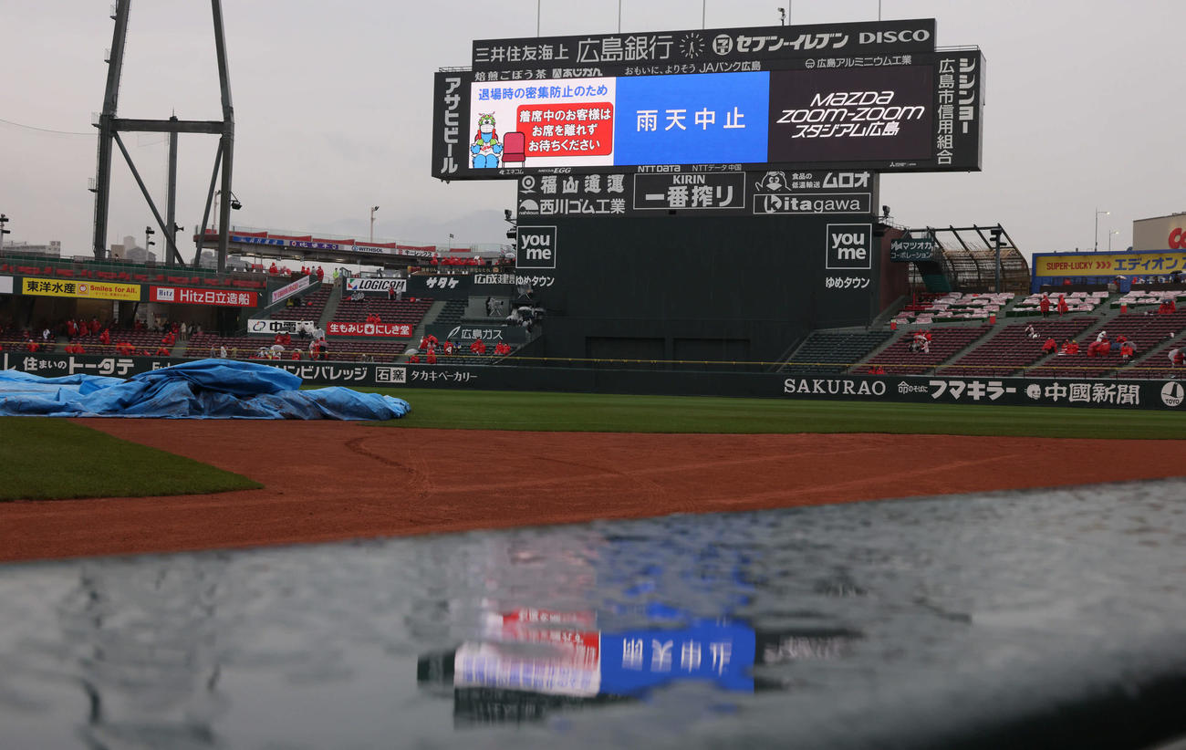 広島対阪神戦は試合開始前に雨天中止となる（撮影・加藤孝規）