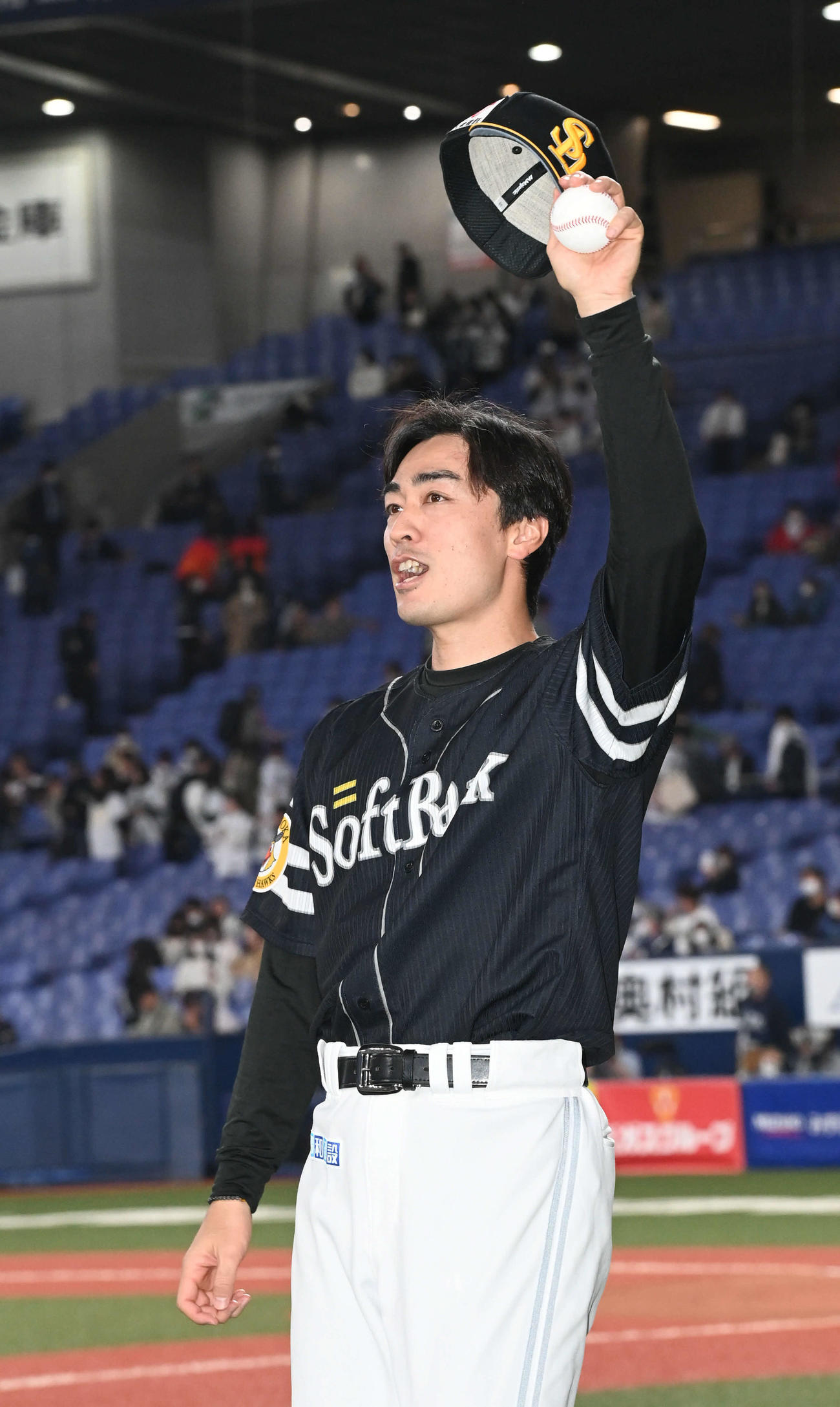 オリックス対ソフトバンク　オリックスに勝利しファンの声援に応える和田（撮影・和賀正仁）