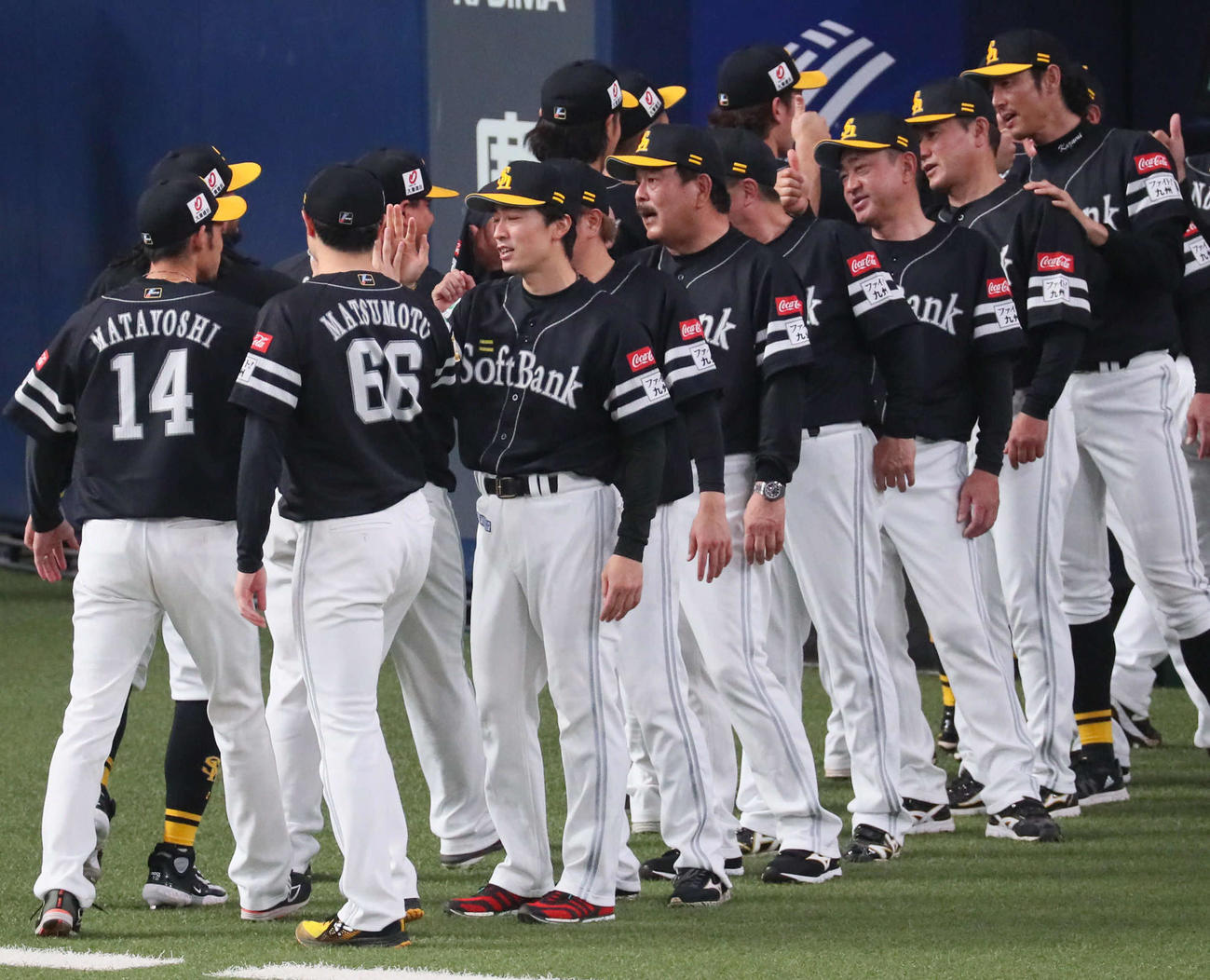 オリックス対ソフトバンク　5連勝を祝う和田（左から3人目）と藤本監督（中央）らソフトバンクナイン（撮影・宮崎幸一）