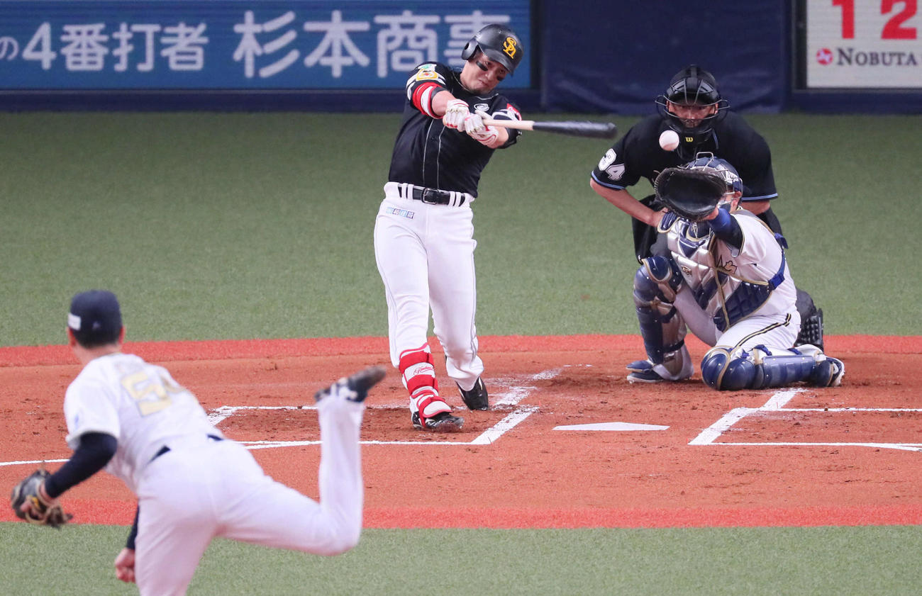 オリックス対ソフトバンク　1回表ソフトバンク1死一、三塁、栗原は中前先制適時打を放つ（撮影・宮崎幸一）