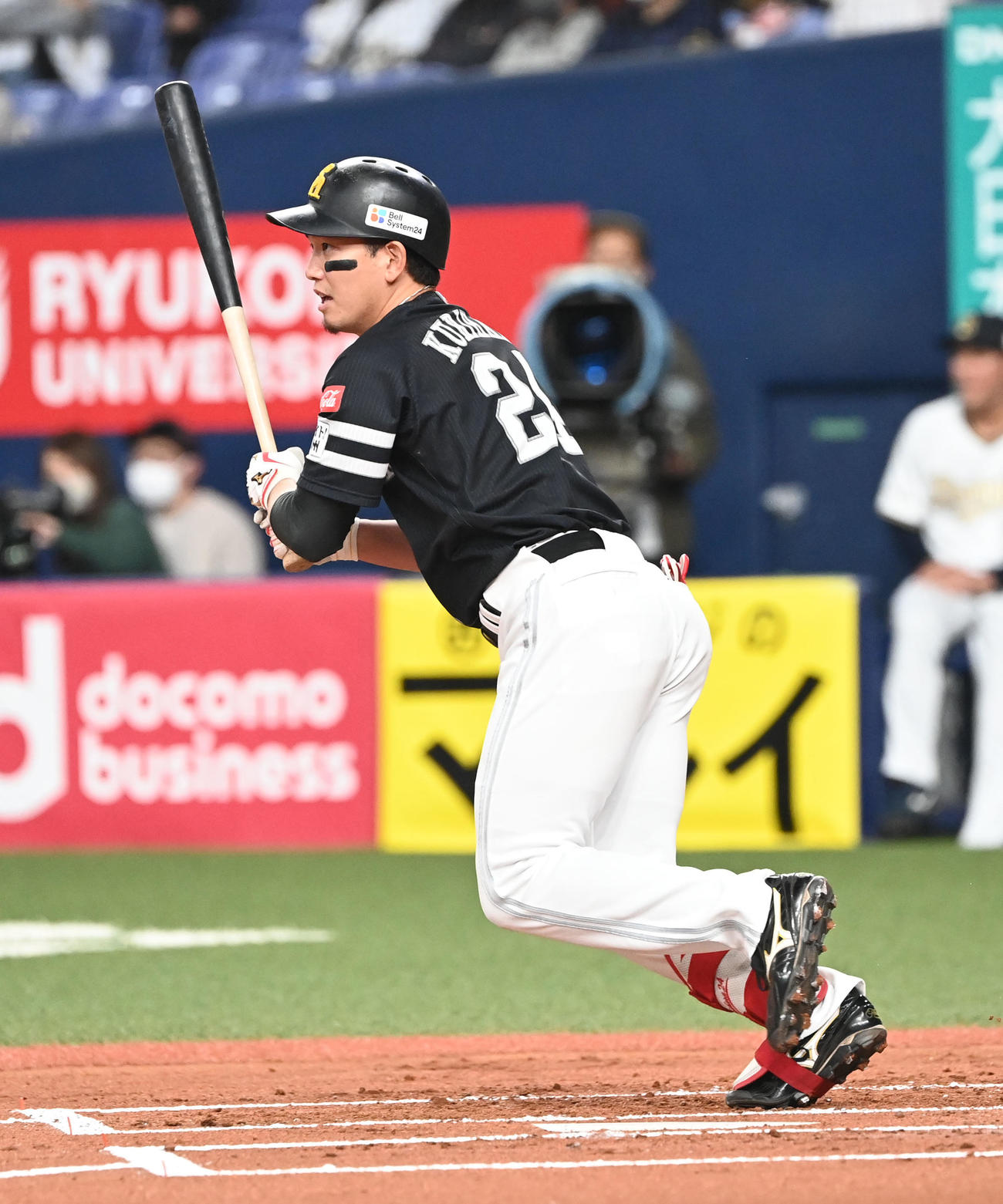 オリックス対ソフトバンク　1回表ソフトバンク1死一、三塁、中前適時打を放つ栗原（撮影・和賀正仁）