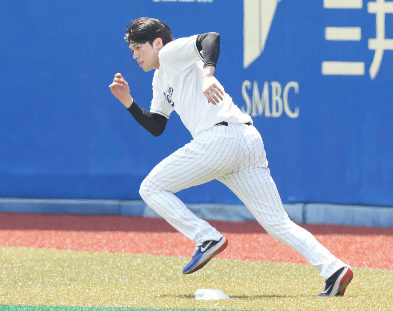 5日、試合前練習で汗を流すロッテ佐々木朗（撮影・鈴木みどり）