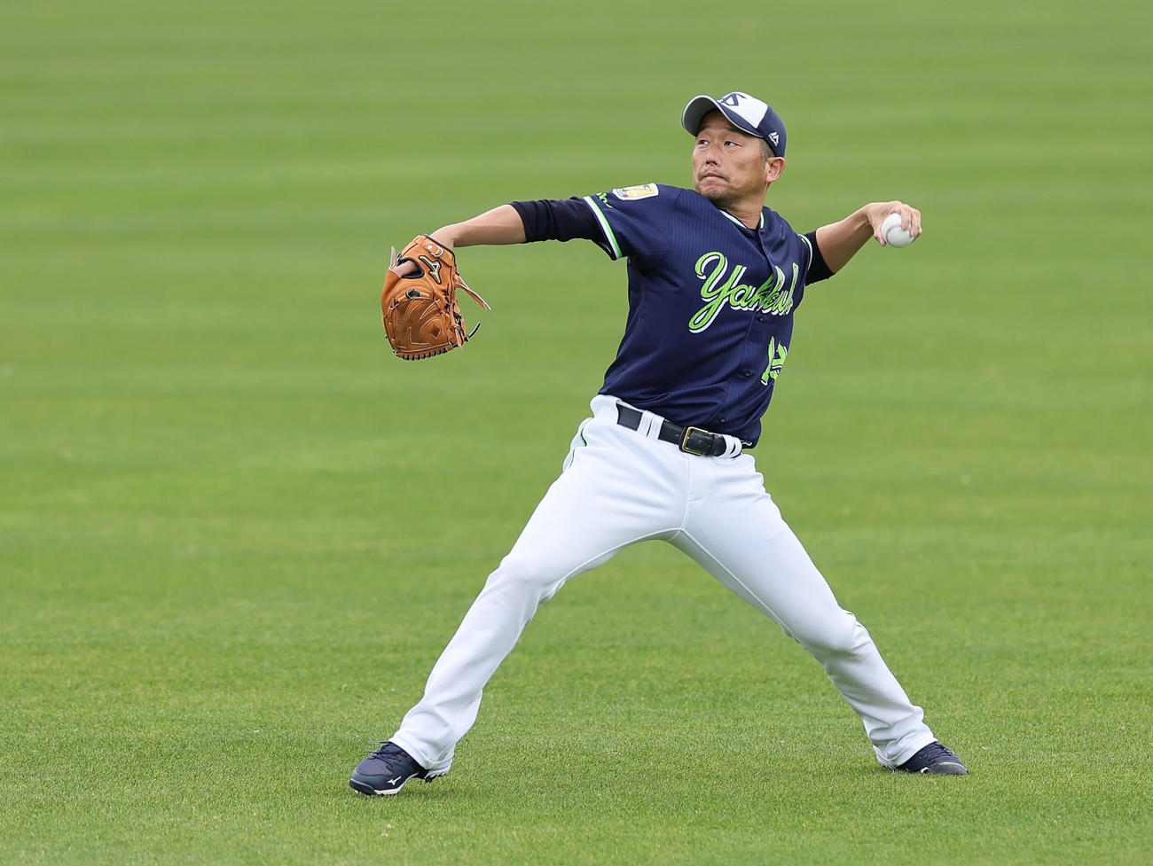 キャッチボールするヤクルト石川（2023年2月24日撮影）