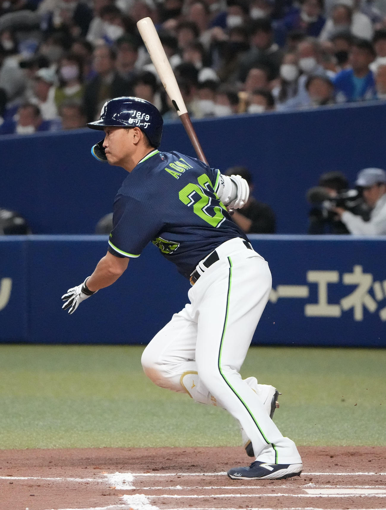 中日対ヤクルト　7回表ヤクルト無死、中前打を放つ青木（撮影・森本幸一）