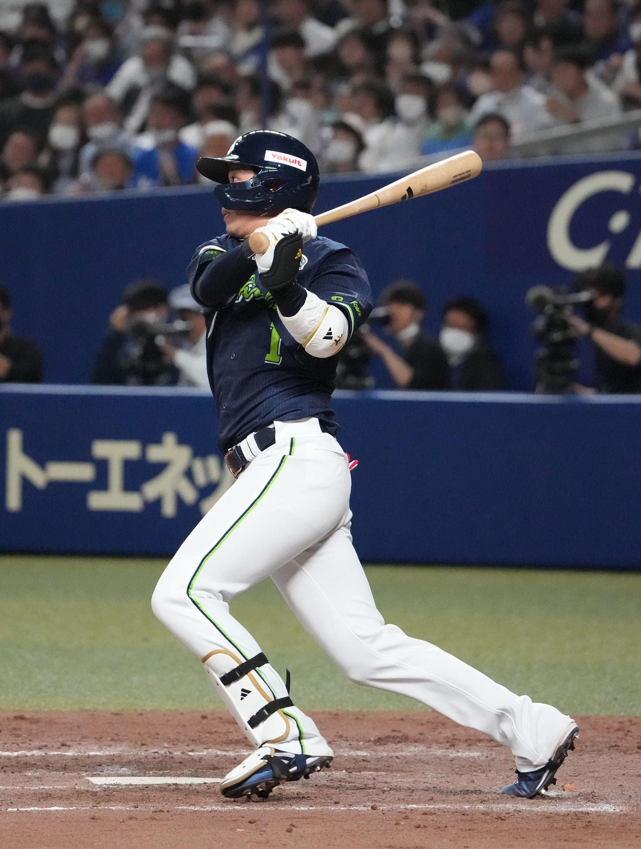 中日対ヤクルト　5回表ヤクルト2死一、二塁、中前適時打を放つ山田（撮影・森本幸一）
