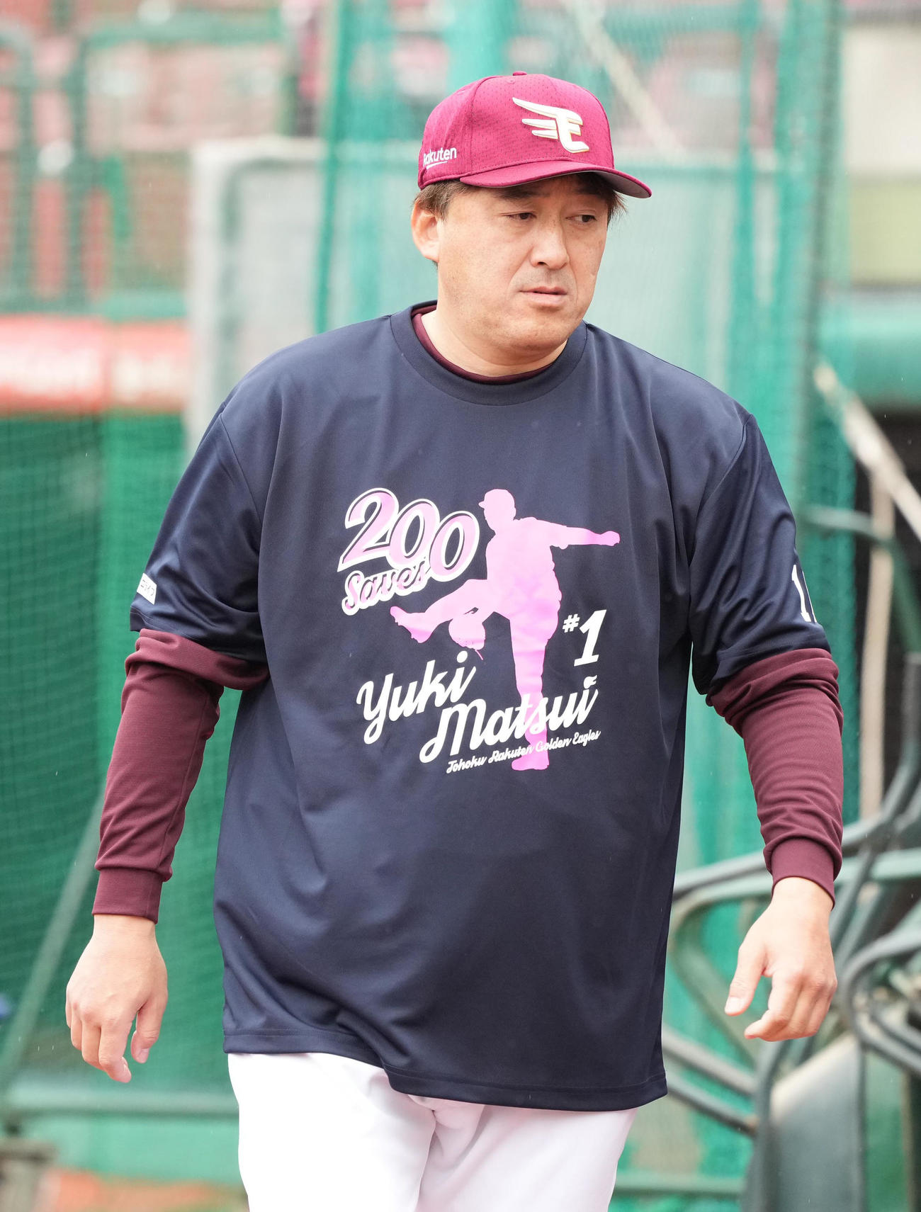 楽天対西武　前日の試合で史上最年少でプロ入り通算200セーブを達成した楽天松井裕の記念Tシャツを着て試合前練習に臨む石井監督（撮影・小沢裕）
