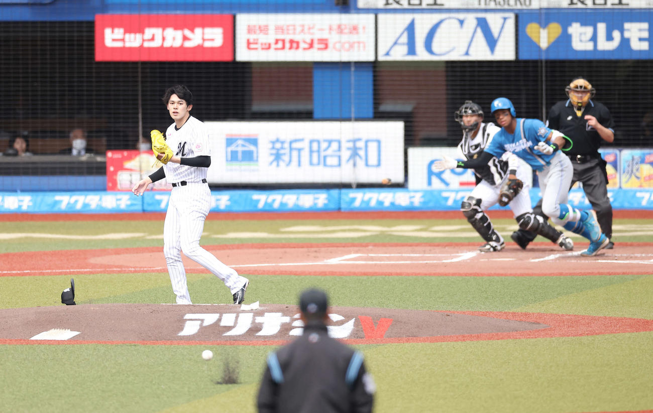 ロッテ対日本ハム　1回表日本ハム1死、万波に中前打を放つを浴びる佐々木朗（撮影・河田真司）