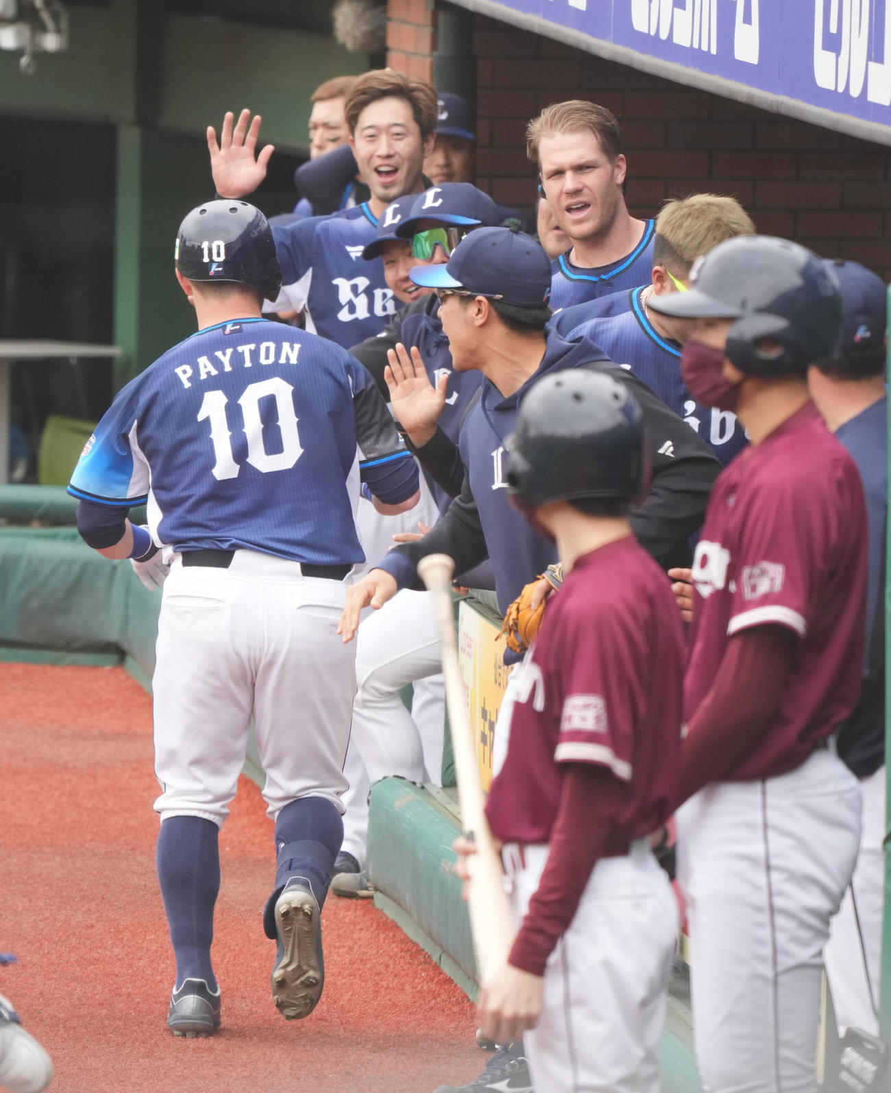 楽天対西武　2回表西武2死、ペイトン（左）は右越えに先制ソロ本塁打を放ちベンチのナインの祝福を受ける（撮影・小沢裕）