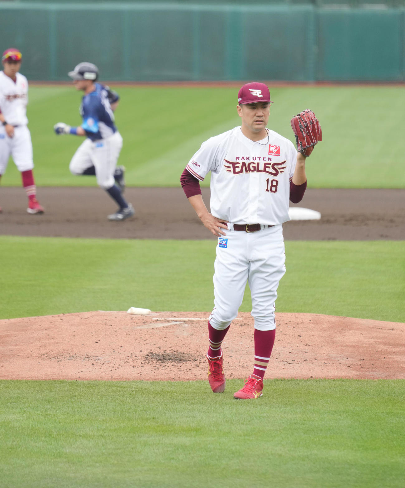 楽天対西武　2回表西武2死、楽天先発の田中将はペイトン（後方左）に右越えの先制ソロ本塁打を許す（撮影・小沢裕）