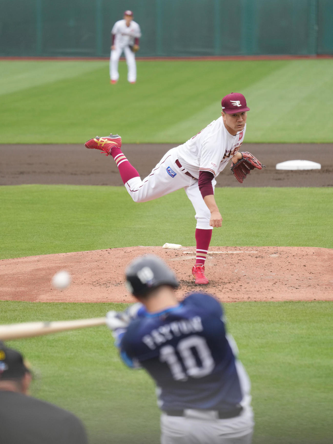 楽天対西武　2回表西武2死、楽天先発の田中将はペイトン（手前）に右越えの先制ソロ本塁打を許す（撮影・小沢裕）