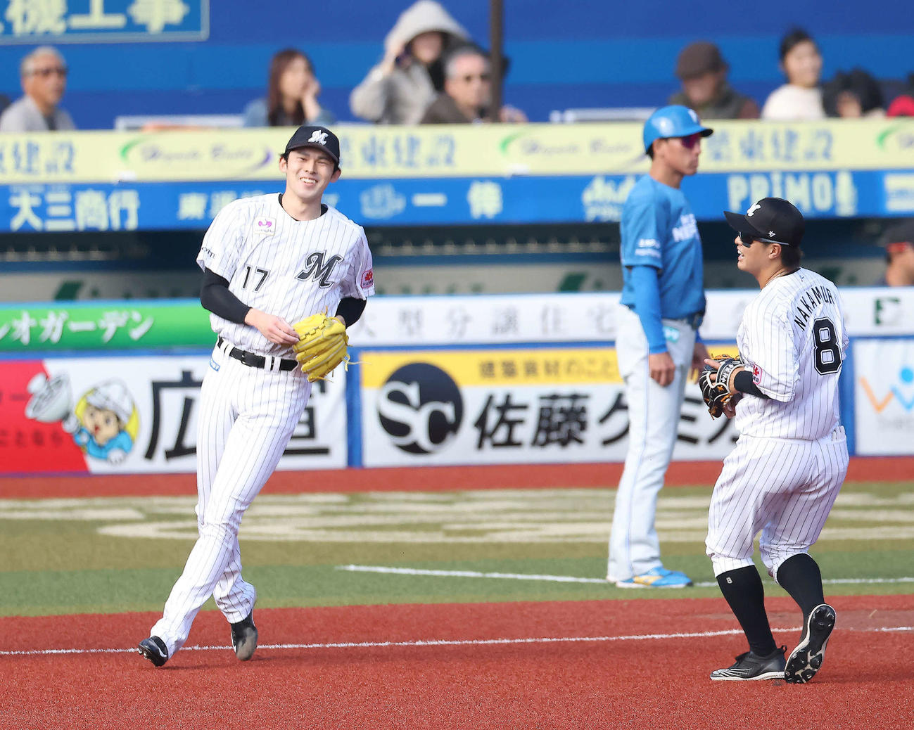 ロッテ対日本ハム　6回表日本ハム1死、石井を一ゴロに抑え笑顔を見せる佐々木朗（撮影・河田真司）