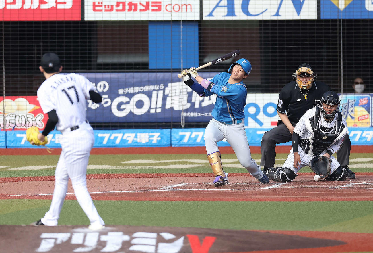 ロッテ対日本ハム　6回表日本ハム死、宇佐見を空振り三振に抑える佐々木朗（撮影・河田真司）