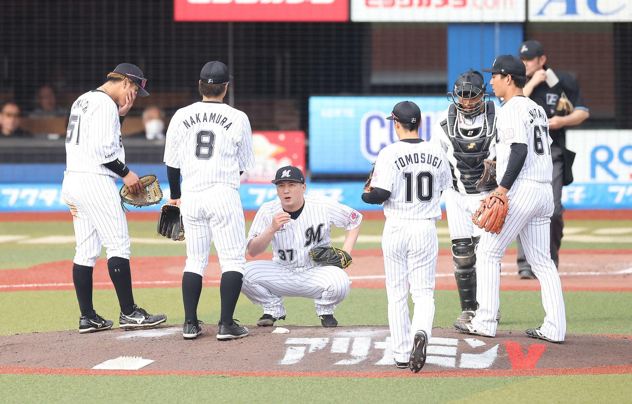 ロッテ対日本ハム　7回表日本ハム2死、マウンドに集まるロッテナイン（撮影・河田真司）