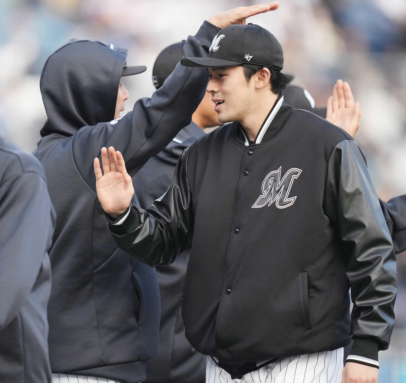 ロッテ対日本ハム　今季初勝利のロッテ佐々木朗（右）の頭をなでる吉井監督（撮影・鈴木みどり）