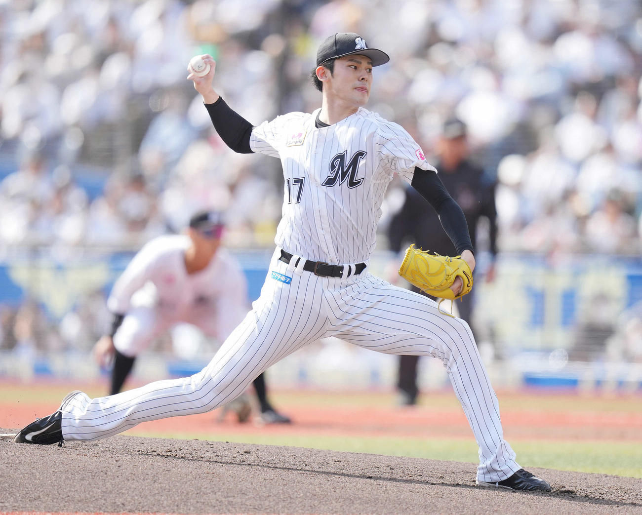 ロッテ対日本ハム　帽子を飛ばしながら力投するロッテ佐々木朗（撮影・鈴木みどり）