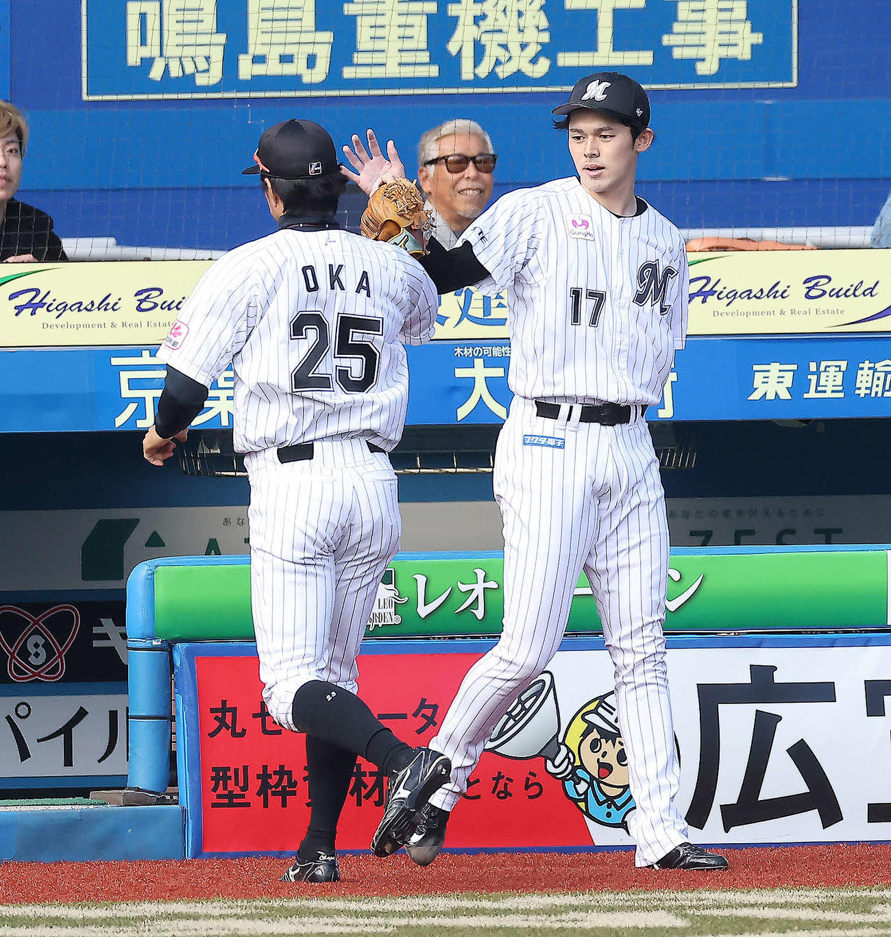 ロッテ対日本ハム　6回表を抑え、ナインを迎える佐々木朗（右）（撮影・河田真司）