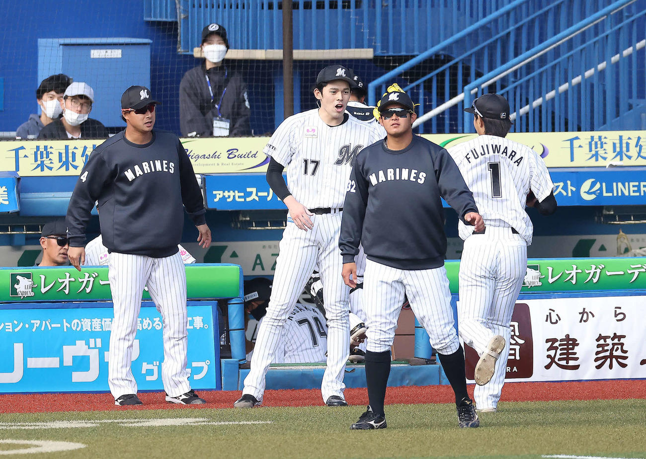 ロッテ対日本ハム　6回表を抑え、ナインを迎える佐々木朗（中央）（撮影・河田真司）