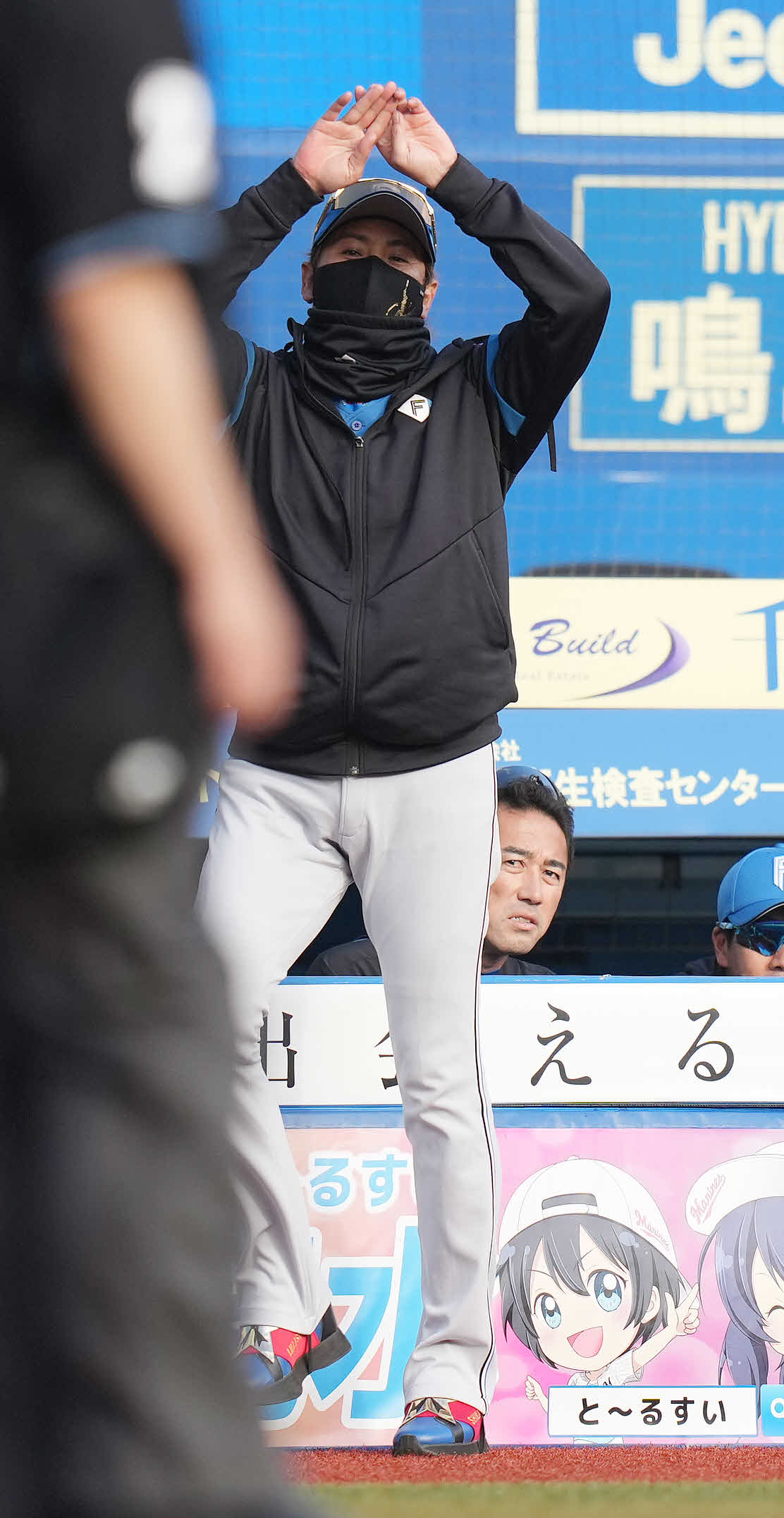 ロッテ対日本ハム　8回裏ロッテ2死二塁、岡の左前適時打で二塁走者小川が生還した場面でリクエストする新庄監督（撮影・鈴木みどり）