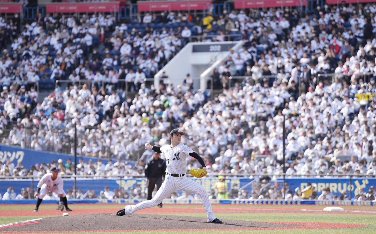 ロッテ対日本ハム　平日デーゲームに詰め掛けた多く多くのファンの前で力投するロッテ佐々木朗（撮影・鈴木みどり）