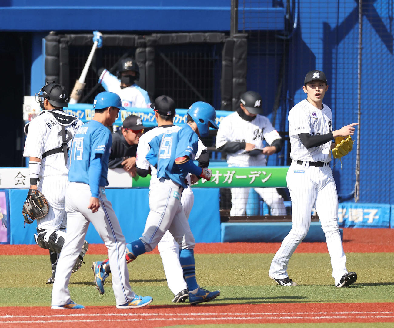 ロッテ対日本ハム　3回表を抑え、ナインを迎える佐々木朗（右）（撮影・河田真司）