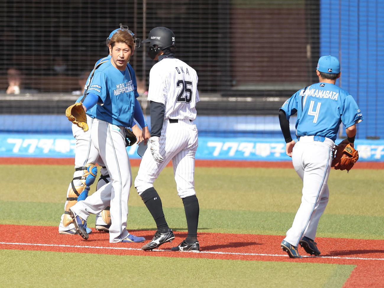 ロッテ対日本ハム　2回裏を抑え、ベンチに戻る加藤貴（左）（撮影・河田真司）