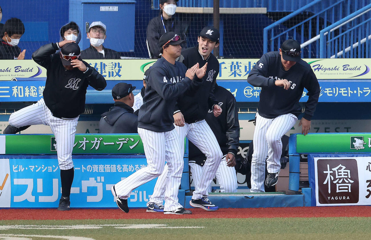 ロッテ対日本ハム　日本ハムに勝利しベンチから飛び出すロッテ佐々木朗（中央）（撮影・河田真司）