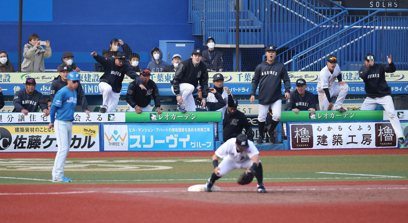 ロッテ対日本ハム　最終打者の野村を三ゴロで抑え、日本ハムに勝利しベンチから飛び出すロッテ佐々木朗（中央）（撮影・河田真司）