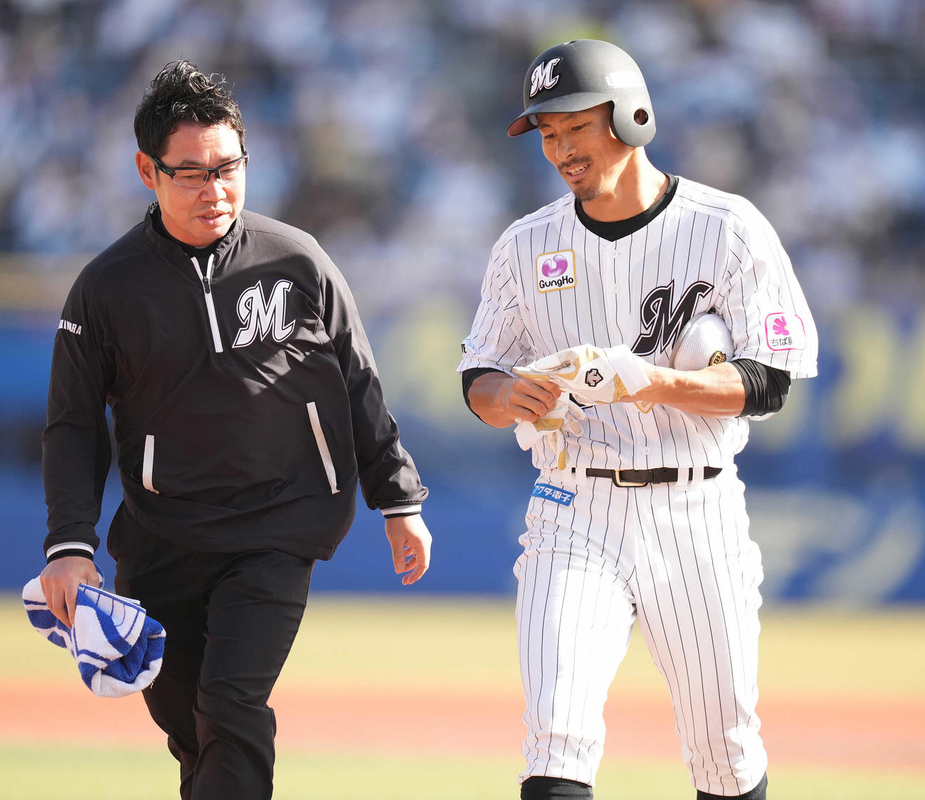 ロッテ対日本ハム　5回裏ロッテ1死一塁、左二塁打を放った荻野（右）は怪我の治療のためベンチへ下がる。そのまま代走を送られ交代となる（撮影・鈴木みどり）
