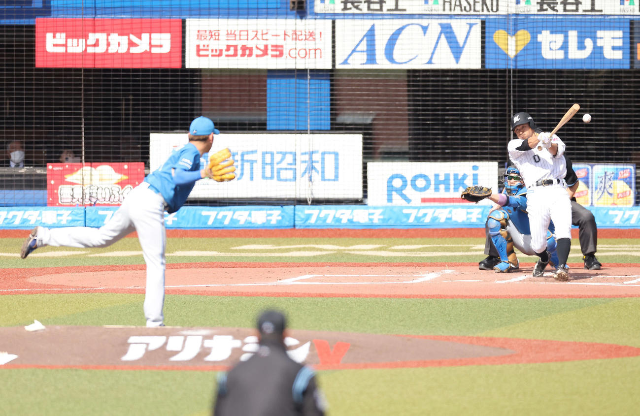 ロッテ対日本ハム　1回裏ロッテ無死、左前打を放つ荻野。投手加藤貴（撮影・河田真司）