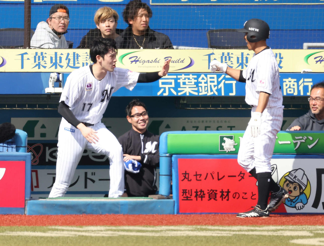 ロッテ対日本ハム　1回裏ロッテ1死二塁、中村奨の先制適時二塁打で生還する荻野（右）を迎える佐々木朗（撮影・河田真司）